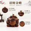 Fabricante de Yiwu ofrece figuras de sapo dorado con veta de madera, decoraciones creativas para escritorio y mesa de café, y figuritas pequeñas para atraer la riqueza, disponibles para venta al por mayor