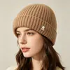 Gorro de tricô estilo europeu e americano da marca R para homens e mulheres, chapéu de lã com listras verticais para outono e inverno, gorro versátil que protege as orelhas, chapéu de lã quente