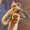 Llavero Auténtico Cabra Agradable y Lobo Gris Grande Hora de Hornear Llavero para Bolso de Pareja Llavero de Coche Pequeño Regalo Venta al por Mayor