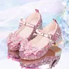 Sapatos de Princesa para Meninas 2026 Novo Modelo Sapatos de Couro Infantis Sapatos de Cristal Saltos Altos para Meninas para Vestidos Sapatos Formais Sapatos de Performance