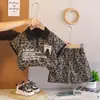 2026 Nuevo Estilo Niños Estampado de Leopardo Cuello Solapa Manga Corta Moda Infantil Estampado de Letras Conjunto de Dos Piezas Verano Venta al por Mayor