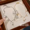 Pulsera de Concha de Delfín, Piedra Preciosa y Perla que Viaja a Través del Océano, Lujo Ligero y Sensación de Alta Gama, Joyería Electrochapada en Oro Real de 18 Quilates