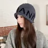 Chapéu de tricô estilo japonês retrô com circunferência da cabeça grande, versão outono e inverno, gorro versátil com cordão e estampa de letras, faz o rosto parecer menor, chapéu de lã que protege as orelhas