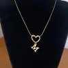 Collar de Acero de Titanio con Colgante de Corazón de Gama Alta y 26 Letras Inglesas para Mujer, Cadena para Clavícula con Apellido, Nicho de Lujo Ligero, Celebridad de Internet para Mejor Amiga