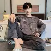 Nuevo conjunto de pijama casual para hombre de primavera y otoño, con un diseño de manga larga, corte holgado y estilo coreano que se puede usar como ropa de estar en casa o incluso como ropa exterior.