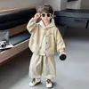 Conjunto de tres piezas fresco y elegante para niños, moderno atuendo nuevo de primavera y otoño 2026 para niños, sudadera para bebé niño y pantalones estilo coreano