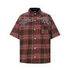 Camisa Bordada com Flores Xadrez Retrô e Letras com Contas de Manga Curta para Homens, Nova Blusa Casual Solta Estilo Americano para Primavera e Verão