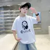 2026 Verão Novo Estilo Fones de Ouvido Infantis Modernos e da Moda Camiseta Casual de Manga Curta com Estampa e Gola Redonda para Meninos e Crianças Mais Velhas