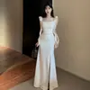 Vestido burdeos de cuello cuadrado con tirantes de volantes, diseño plisado, ajustado, con abertura y cola de pez, vestido largo de anfitrión de banquete