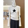 Suéter de punto blanco con diseño único y discreto de estrellas estilo coreano para mujer, perfecto para otoño e invierno, una prenda interior o capa base casual de longitud corta