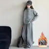 Conjunto de Invierno para Niña 2026 Nuevo Cardigan de Punto Rayado Engrosado con Forro Polar Pantalones de Pierna Ancha Conjunto de Dos Piezas para Niños Mediano y Grande Moderno