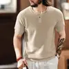 Nova camisa de malha masculina estilo retrô americano com gola henley e manga curta, marca da moda verão 2026, camiseta casual de meia-manga para o dia a dia