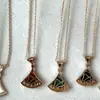 Exquisito collar de falda de doble capa en oro V, chapado en oro real de 18 quilates, cadena para la clavícula con colgante en forma de abanico de nácar blanco natural y ágata roja