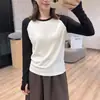 Camiseta estilo coreano com blocos de cor, manga raglã, modelagem que emagrece, falso duas peças, outono 2026, feminina, macia e elástica, manga longa, gola redonda, peça básica