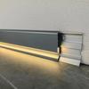 Rodapé de liga de alumínio luminoso com fenda para lâmpada de led, lâmpada de canto de liga de alumínio de montagem aberta com linha de pé de metal colado