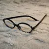 Novos óculos redondos retrô, um item essencial para mulheres que preferem um visual natural, fazem seu rosto parecer menor. Disponíveis em armações pretas e tartaruga, e podem ser personalizados