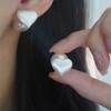 Pequeño diseño fresco sentido metal cepillado Aretes de corazón combinan con todo diseño de lujo ligero grupo pequeño un par de aretes