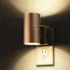 Luz de Noche Enchufable Gy060 Carcasa Cilíndrica de Metal Galvanizado Oro Rosa con Iluminación Superior e Inferior Dormitorio Mesita de Noche Sensor de Luz de Noche