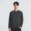 Além disso, a camiseta de manga longa com gola Henry para homens Outono/Inverno 2026 é uma nova peça básica simples de manga longa em estilo europeu, adequada para o trabalho, em cores lisas.