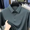 Camiseta de manga corta sin costuras de alta elasticidad, libre de planchado, nuevo estilo de verano para hombre, top versátil holgado y sencillo, polo de color liso con cuello de solapa
