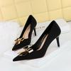 18249-AK68 Zapatos de banquete de moda coreana para mujer, de tacón fino, de satén, con punta baja y lazo metálico.