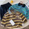 Polo a rayas color block con lindo bordado de cachorro, una elegante prenda de manga larga para niños y niñas, perfecta para el otoño