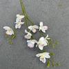 [Material de flor blanca] Arreglo floral de hortensia, rosa, flor de pasto escarchado con decoración de material de hoja de niebla de techo de pasto, flor de simulación para boda