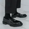 Novos Sapatos Masculinos de Couro Casuais de Negócios Tamanho Grande Transfronteiriços, Mocassins de Couro Patentado Preto e Branco para Exportação, Sapatos de Couro Slip-On