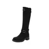 Colección otoño/invierno 2026: botas de mujer versátiles, con cuello convertible, punta redonda, tacón medio a alto, con un diseño clásico de caña alta, acabado en ante, adecuadas para el uso diario, y una silueta de bota estilo Western