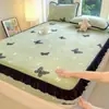 Falda de cama de terciopelo de leche Clase A Pieza única Manta de cama de vellón de coral Cubierta de cama engrosada Sábana de franela con encaje Bordes volantes Envoltura de cama acolchada