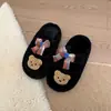 Zapatillas de casa de algodón gruesas de tacón alto 2026 superventas lindas y versátiles con diseño de oso, zapatillas peludas de velcro de moda para mujer