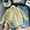2026 Nova Coleção de Outono Roupas Infantis: Camisa Manga Longa Branca Pura Solta Versátil Estilo Japonês Gola Alta Infantil Nantong Venda por Atacado