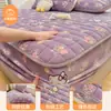 Falda de Cama Acolchada Estampada de Vellón de Leche Juego de Tres Piezas Cubierta Protectora de Colchón Más Terciopelo Cubierta de Esterilla Cálida de Invierno Antideslizante a Prueba de Suciedad
