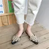 Estilo de celebridad de internet Nuevos zapatos planos de punta con perlas para mujer, tacón bajo plano, punta cerrada, medias zapatillas, versátiles, sexys, elegantes, estilo socialité