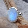 Sanjie desea que se suministre transfronterizamente un nuevo anillo de piedra lunar de plata tailandesa retro de estilo punk, joyería de mano popular europea y americana.