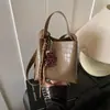 Bolso Pequeño Retro Texturizado de Gama Alta para Mujer 2026 Nueva Moda Bolso Cruzado Versátil Bolso Cubo Super Popular para Llevar en la Mano