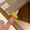 Anel Super Brilhante Estilo Medieval Flor de Cerejeira Dourado Escovado para Mulheres Estilo Palácio Retrô Pesado Zircônia Micro-Pavimentada Aberto Ajustável