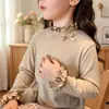 Camiseta básica para niña con dobladillo de volantes y cuello semi-alto, capa interior cálida, dulce y cómoda, con lazo y bordado de encaje, top de manga larga