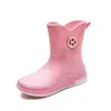 Sapatos impermeáveis femininos galochas galochas de cano curto sapatos de borracha para adultos versão coreana da moda exportação de comércio exterior atacado lavagem de carro trabalho antiderrapante