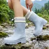 Botas de Lluvia de Media Pantorrilla para Mujer a la Moda, Zapatos de Agua Resistentes al Desgaste, Antideslizantes, Impermeables, Botas de Lluvia con Forro de Terciopelo Cálido, Zapatos de Goma para Cocina, Calzado de Exterior, Estilo Nuevo