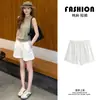 Shorts de linho branco para mulheres, novo estilo verão 2026, calça casual solta de perna larga, calça esportiva de algodão e linho de comprimento no joelho para baixinhas