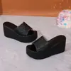 Nuevas sandalias de mujer con tacón de cuña para uso en exteriores, zapatillas de suela gruesa para verano 2026, medias zapatillas de mujer de moda que aumentan la altura, zapatillas versátiles de moda