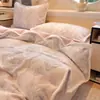 Design de gravação tridimensional - um conjunto de cama de inverno de quatro peças com tecido de veludo de leite espessado, apresentando um lençol de cama e uma capa de edredom de lã de coral dupla face