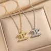 Collar Cruzado Doble C Europeo y Americano para Mujer Lujo Accesible Gama Alta Arco del Triunfo Sin Decoloración Letra Cadena para Clavícula de Acero de Titanio Exquisito