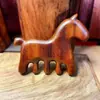 Peine Multifuncional Personalizado de Sándalo para Caballo Peine Masajeador del Cuero Cabelludo Rascador de Cabeza Terapia para la Cabeza Peine para Meridianos Peine del Año del Caballo