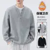 Outono/Inverno 2026 Novo Moletom Americano com Gola Henley Falso de Duas Peças Masculino Solto Confortável Versátil Moda Casual Top Masculino