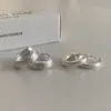 Brincos de rosto sorridente em prata escovada lisa estilo coreano, um design moderno e minimalista com um visual único e sofisticado, perfeitos para mulheres
