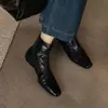 Botas curtas em couro legítimo para afinar, tamanhos 34-42, comércio exterior transfronteiriço, bico quadrado plissado, salto grosso, botas Martin pretas, botas de moda outono e inverno