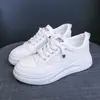 Sapatos brancos pequenos de sola grossa femininos 2023 novo primavera e verão malha respirável casuais sola grossa moda estudante tênis de skate