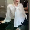 Elegante camisa branca estilo francês resistente com retalhos de renda e laço grande, novo top deslumbrante da primavera/outono de 2026